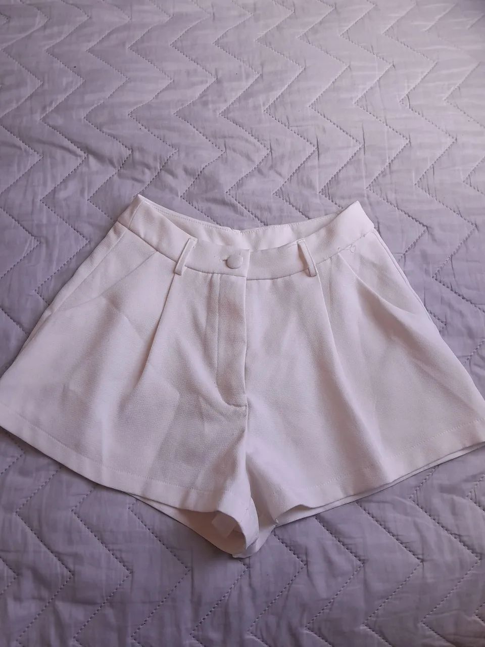 Shorts branco tamanho XS