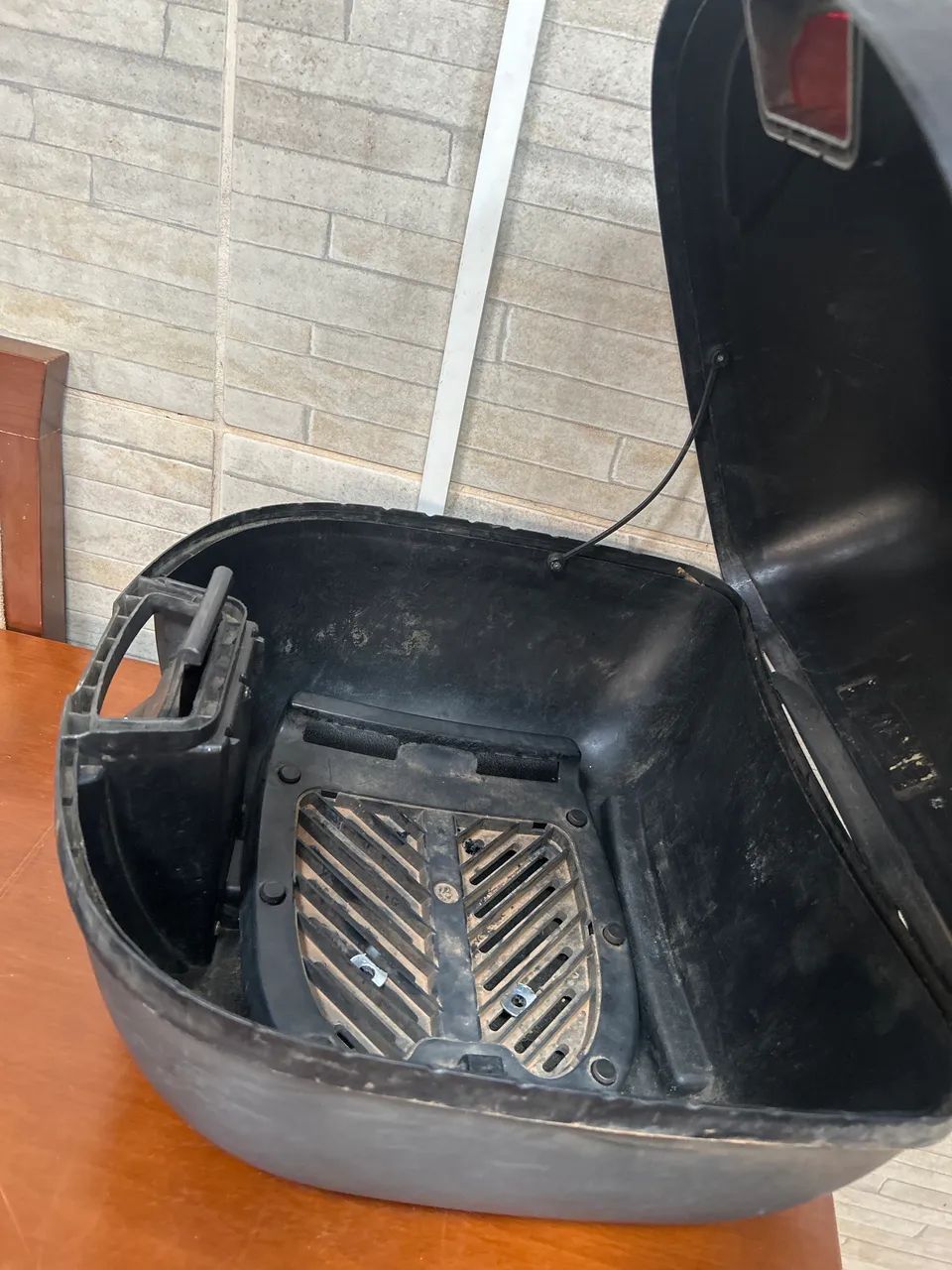 Vende-se baú para motos Melo 33 litros, com base de montagem e chave.  - Foto 3