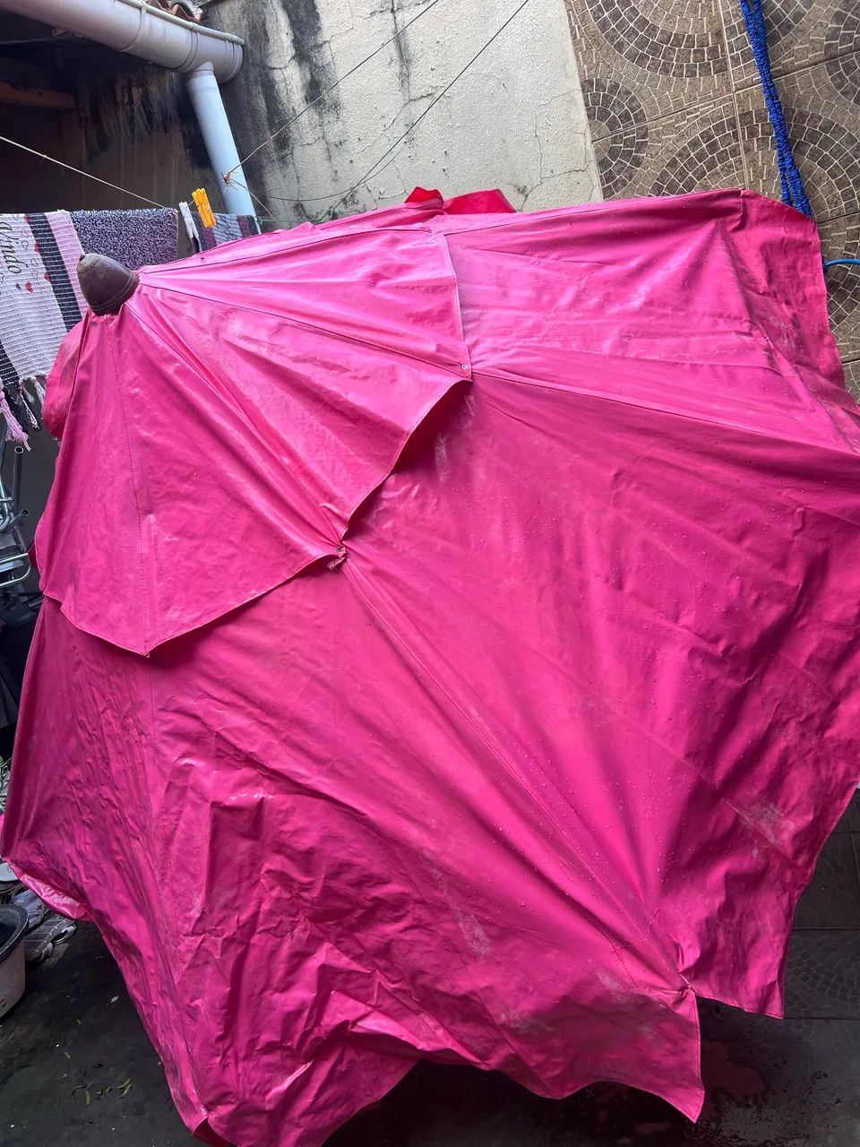 Guarda sol rosa e suporte 