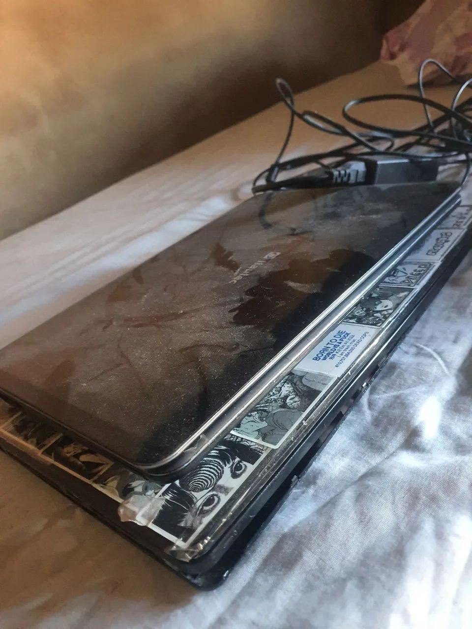 Notebook e monitor e CPU 