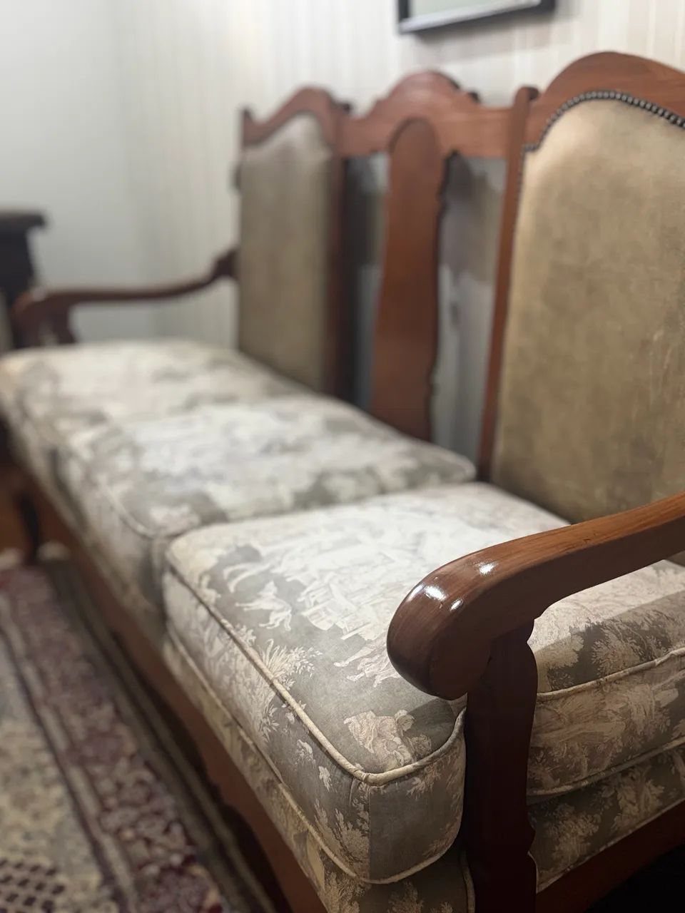 Sofá Alemão Clássico 3 Lugares em Madeira Maciça - Estilo Colonial - Foto 2