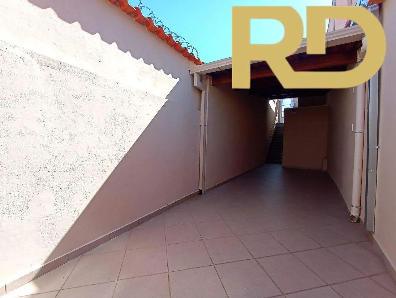 Casa de 05 quartos e 02 vagas de garagem - Foto 2