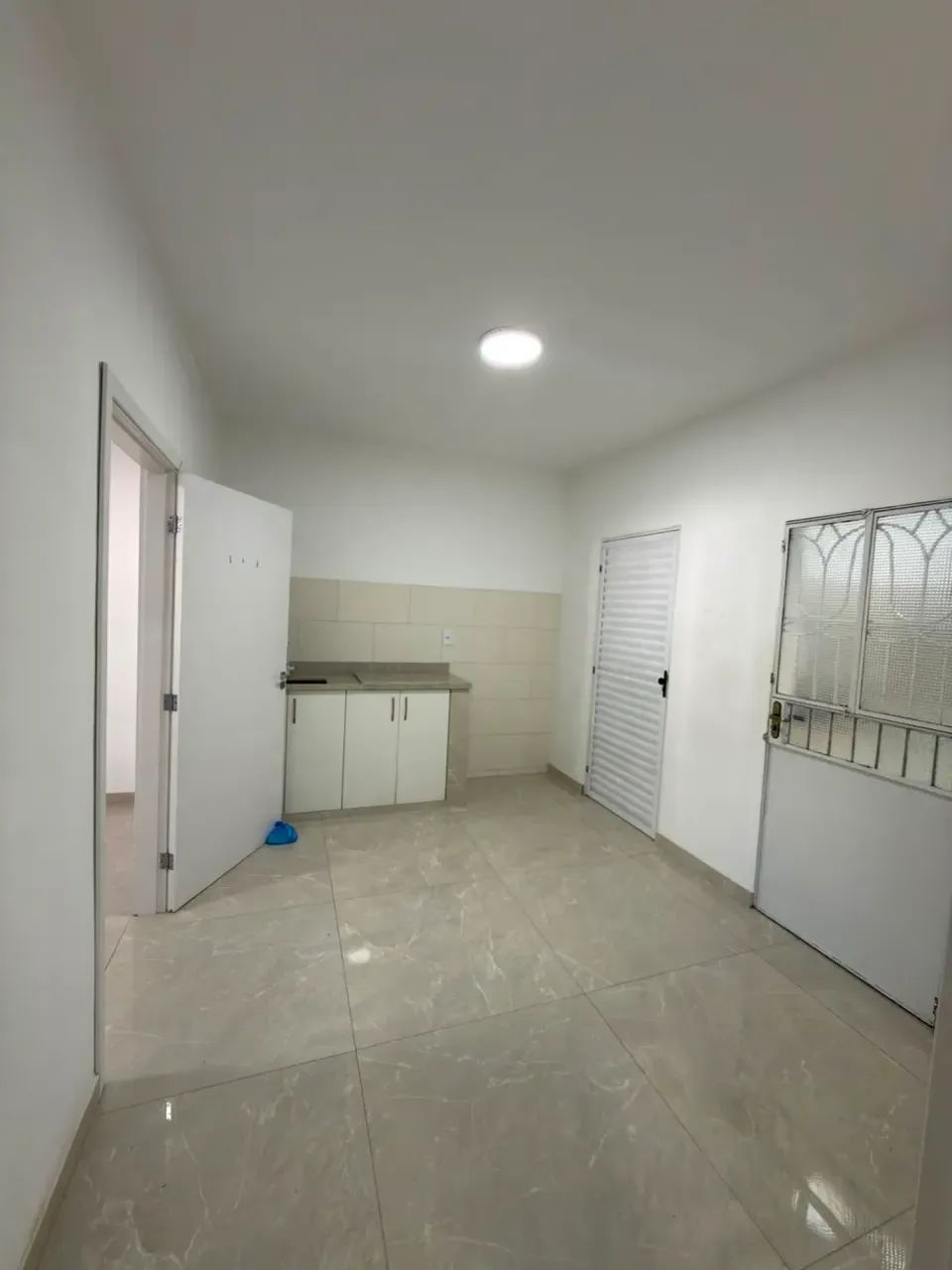ALUGA-SE APARTAMENTO / Com 2 Qts - Foto 2