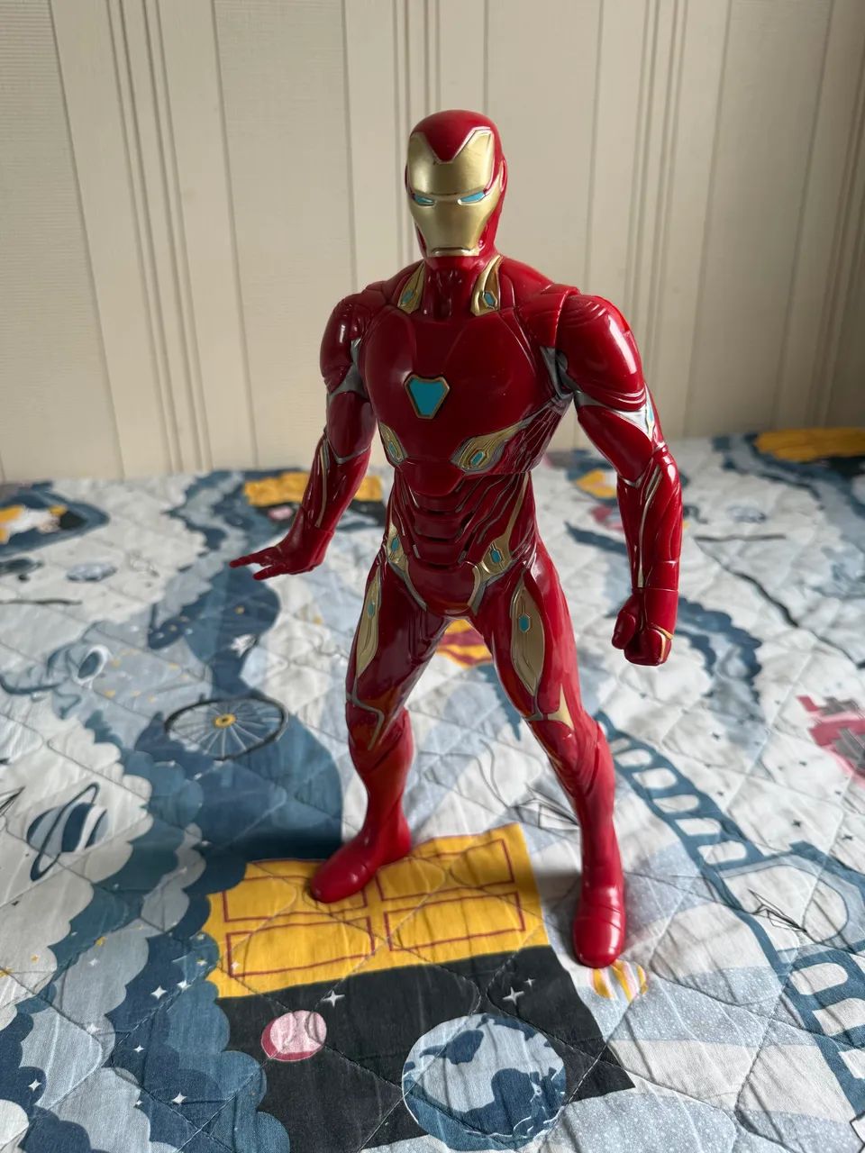 Homem de ferro com a voz original do ator sem projéteis de lançar