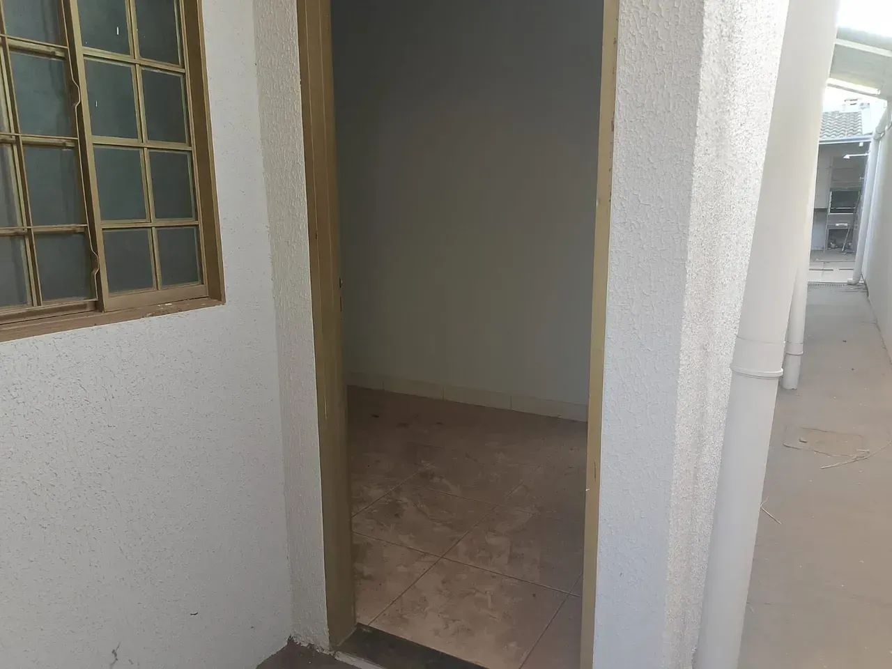 CASA COM DOIS QUARTOS SENDO UM SUITE SALA CONZINHA E GARAGEM - Foto 2