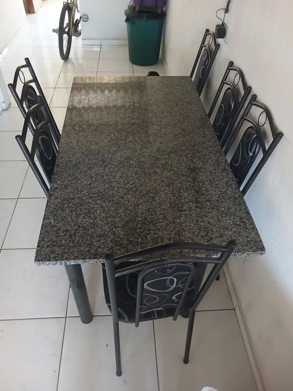 Mesa com 6 cadeiras e Tampo de Granito - R$ 650