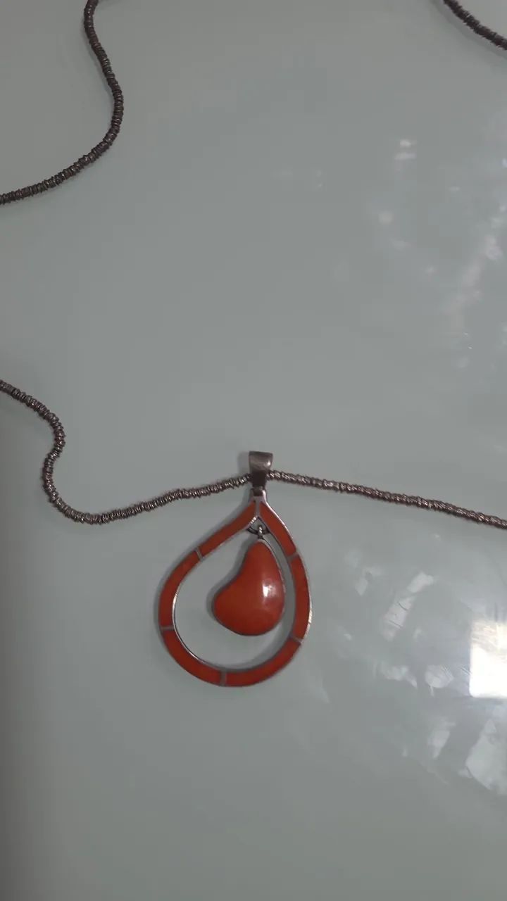 Colar gota em prata e pedra