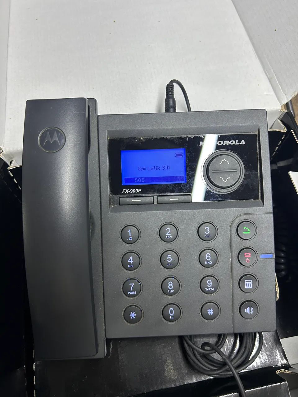 Telefone celular de mesa Motorola funcionando na caixa 