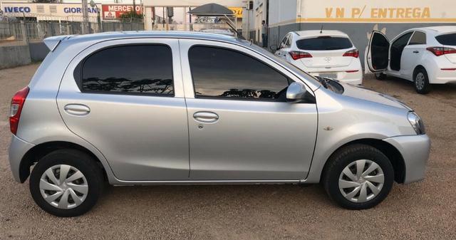 Etios Hatch X 1.3 Completo Super Conservado - Foto 5