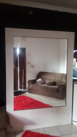 Vendo móvel com espelhos dos dois lados