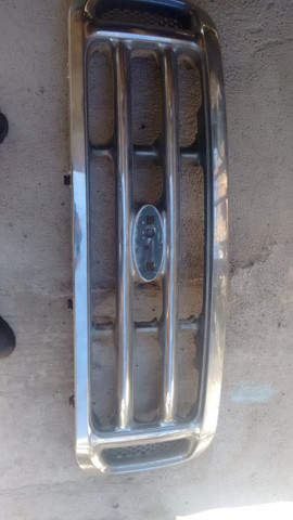 Grade frontal Ford 250 com pequena avaria.