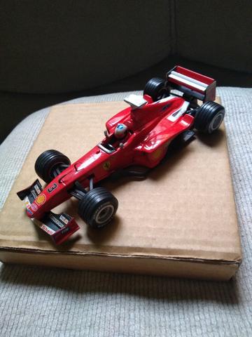 Miniatura Ferrari F1 2000 Schumacher Campeão escala 1:24