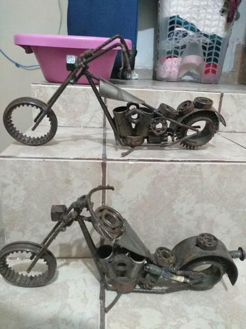 Escultura de moto com sucata