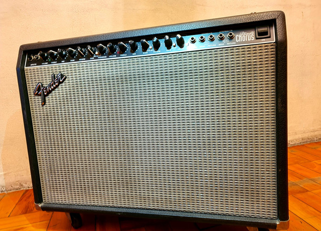Amplificador Fender Ultimate Chorus 130w Marshall Vox Orange laney blackstar peavey - Foto 2
