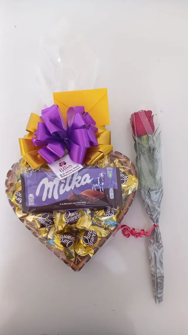 Cesta de chocolate (box coração c milka e ouro branco) 1 rosas 