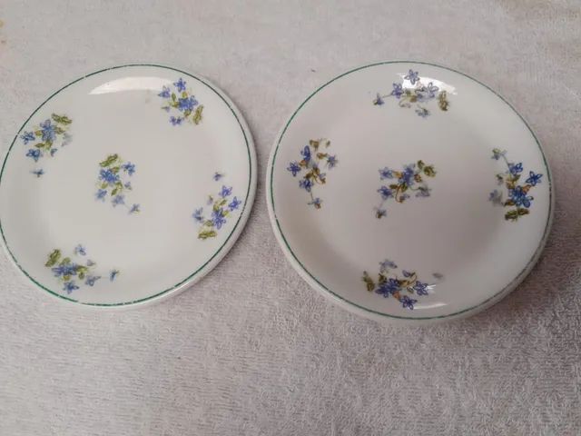 2 pratos de sobremesa 