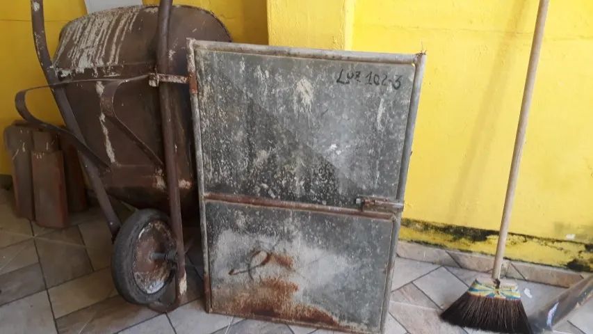 Portão de ferro com trinco