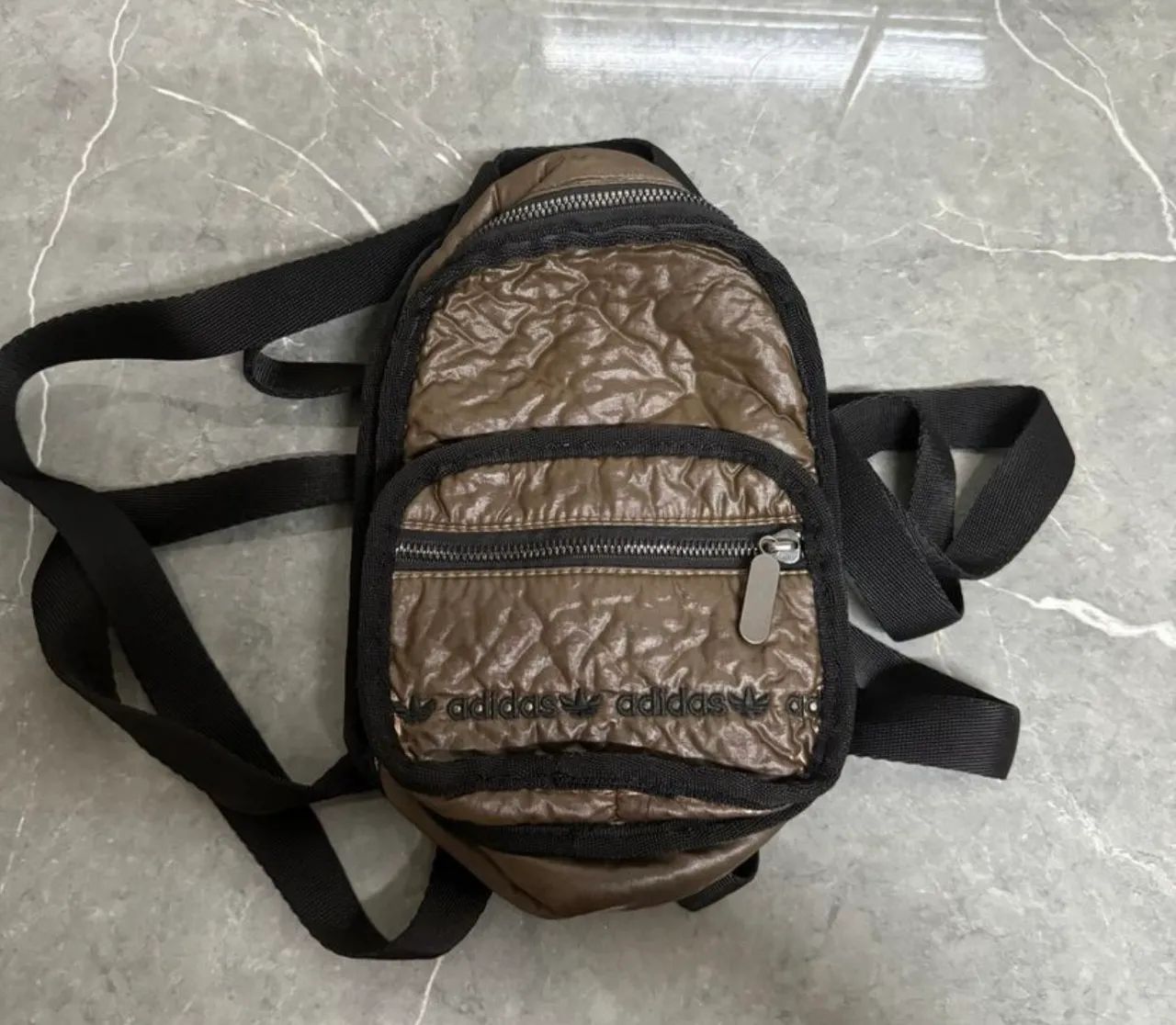 Mini mochila Adidas dourada original 