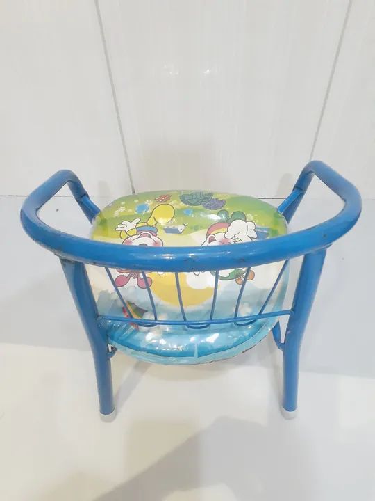 Cadeirinha infantil de ferro com assento acolchoado. - Foto 2