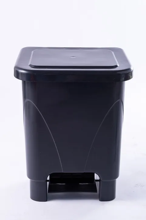 Lixeira de 15 Litros com Pedal Preta