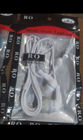 Fone de ouvido com fio.