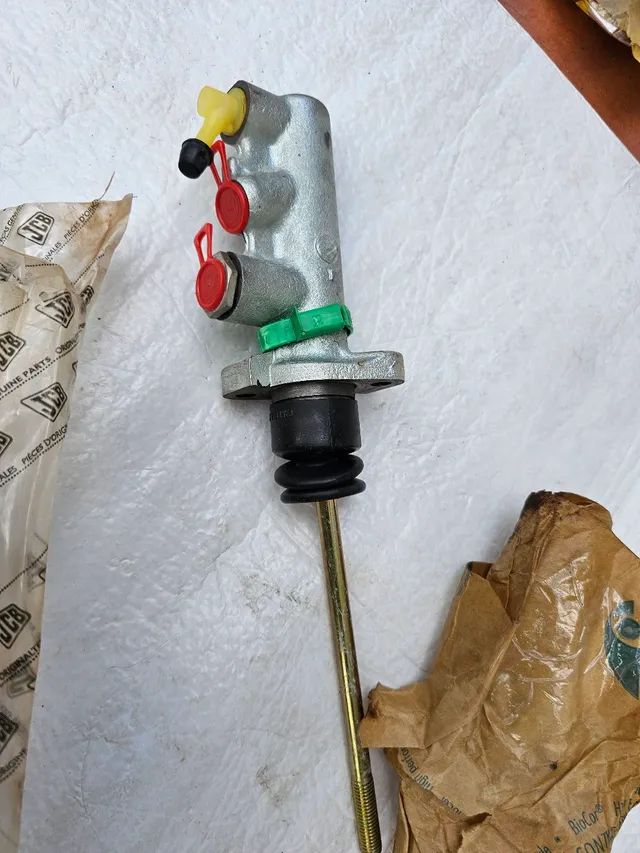 JCB retroescavadeira cilindro mestre freio novo 15920402 - Foto 5