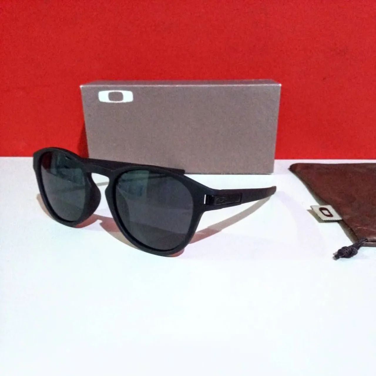 Óculos de sol Oakley Latch redondo preto fosco e lentes polarizada unissex novo  - Foto 2