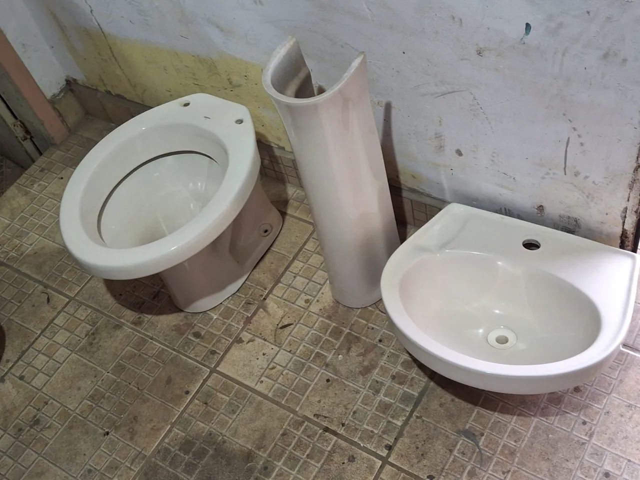 Janelas de alumínio, Pia c/ Vaso e Pia inox de cozinha - Foto 3