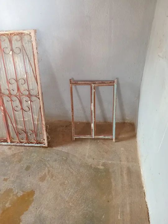 Duas grades de ferro e um basculante