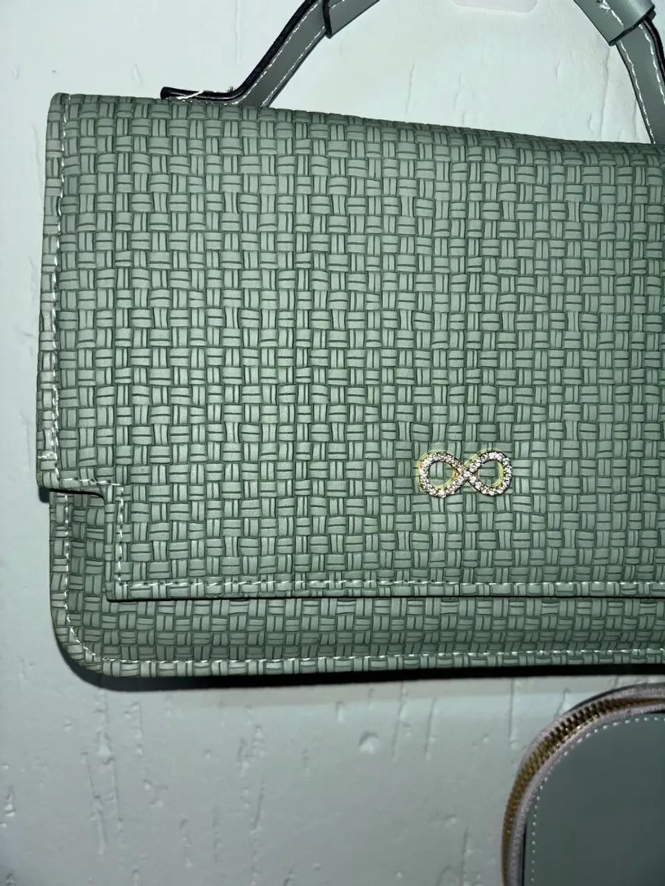 NOVA - Bolsa de mão ou ombro - Elegante com Detalhe de Infinito - Foto 2