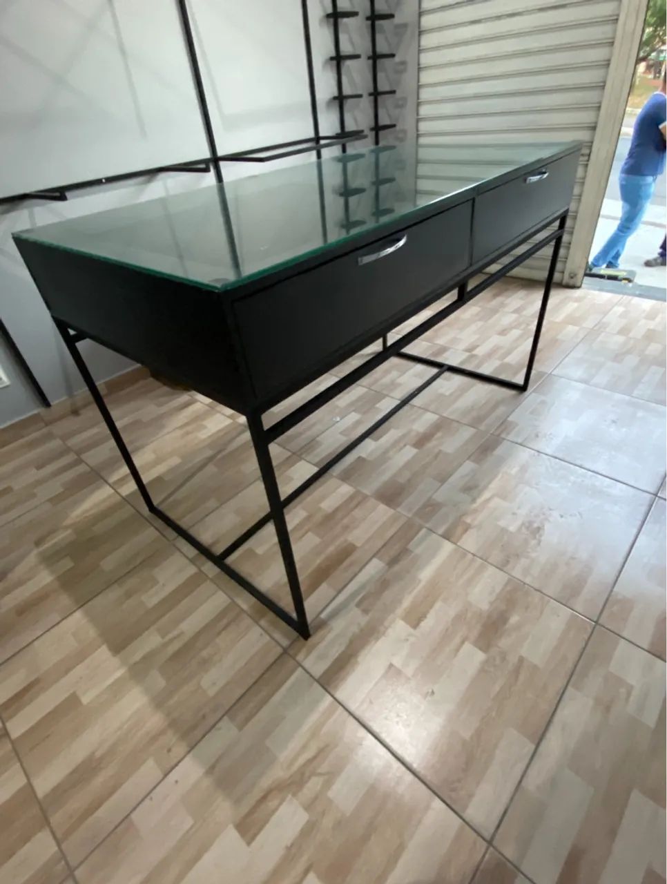 Mesa de centro para loja com tampo de vidro temperado com gavetas e araras de roupas