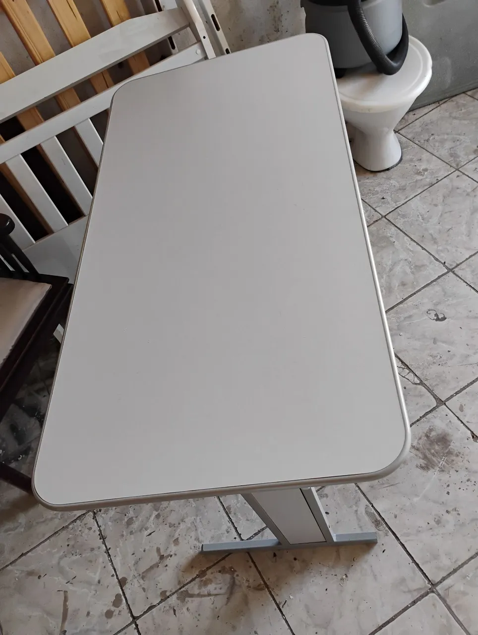 Escrivaninha branca com design moderno
