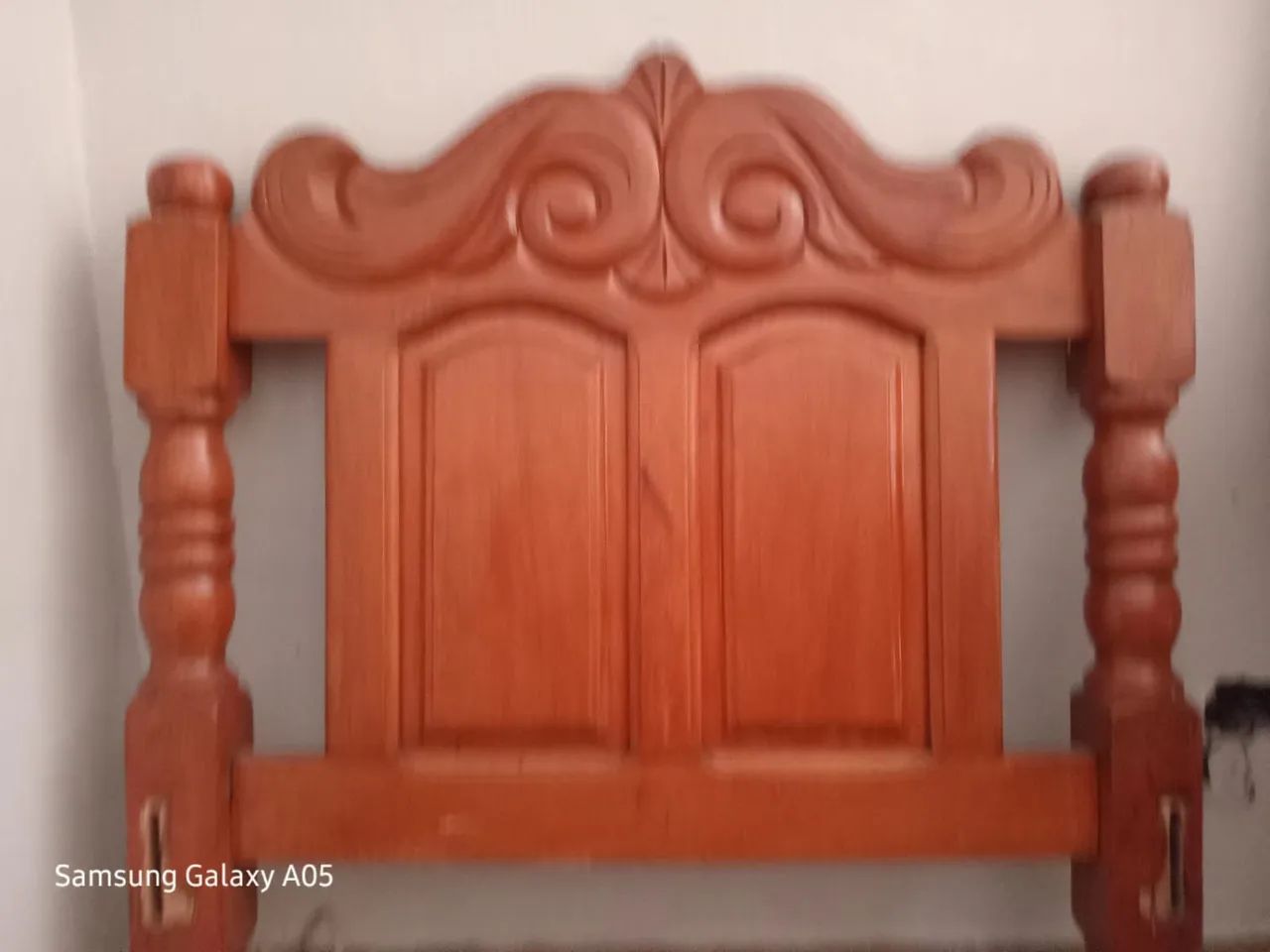 Cama de Solteiro em Madeira .