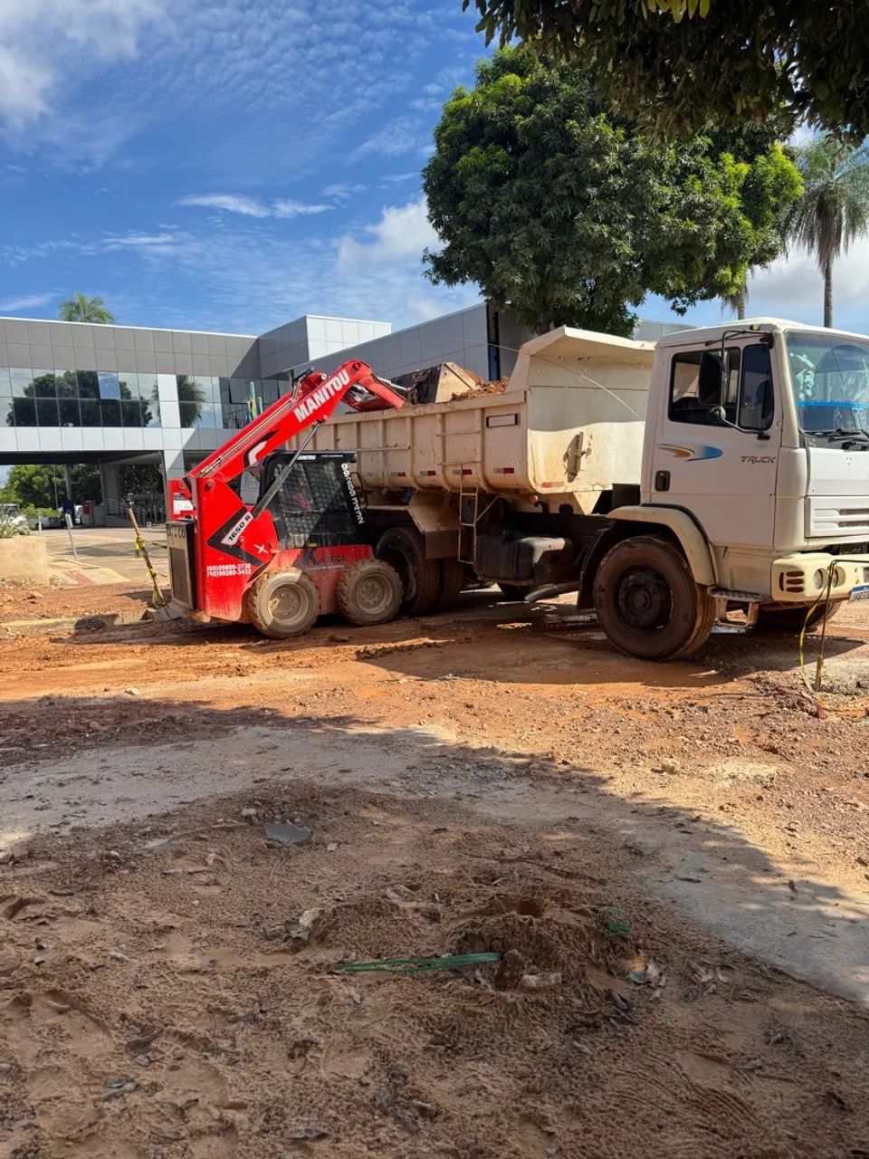 Aluguel de máquinas Bob Cat/ retro escavadeira/ mini escavadeira /cacamba - Foto 4