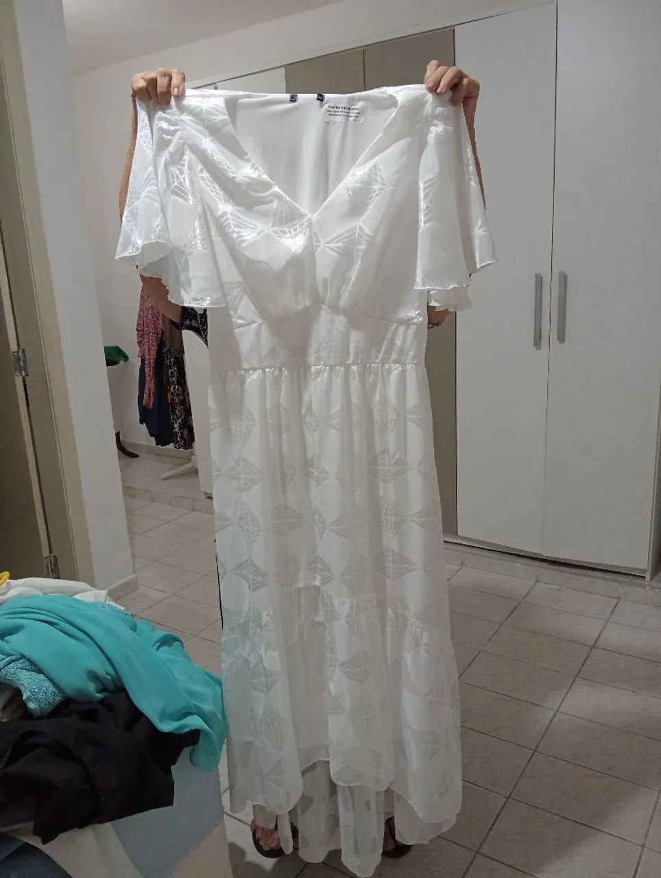 Vestido Branco Longo com Detalhes
