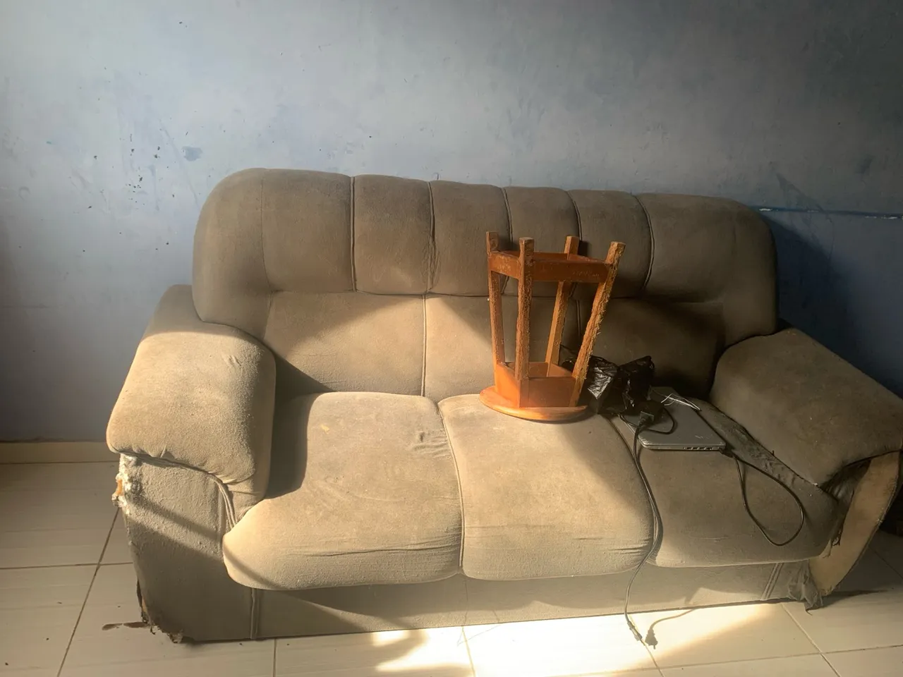 Sofá 3 lugares com design clássico