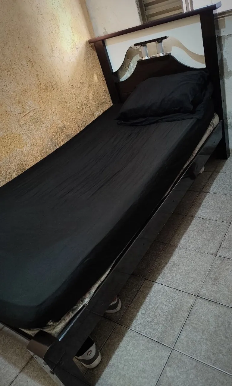 Vendo cama de solteiro, conservada + colchão