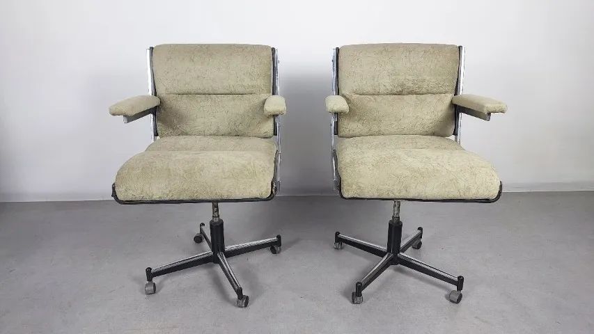 Par de Cadeiras Flexform Década de 70, linha escritório, em aço cromado maciço,