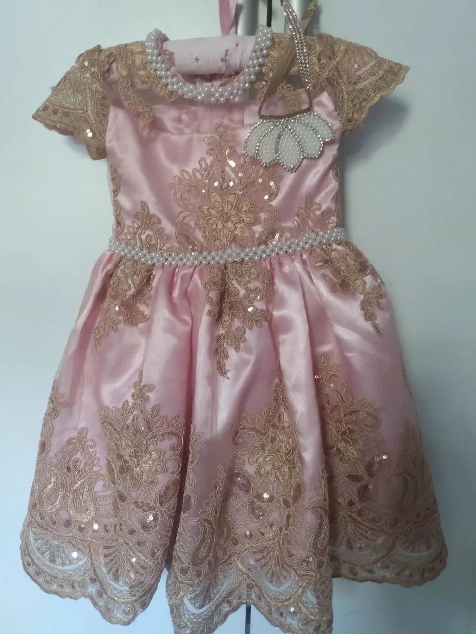 Vestido de festa infantil rosa com detalhes dourados - Foto 3