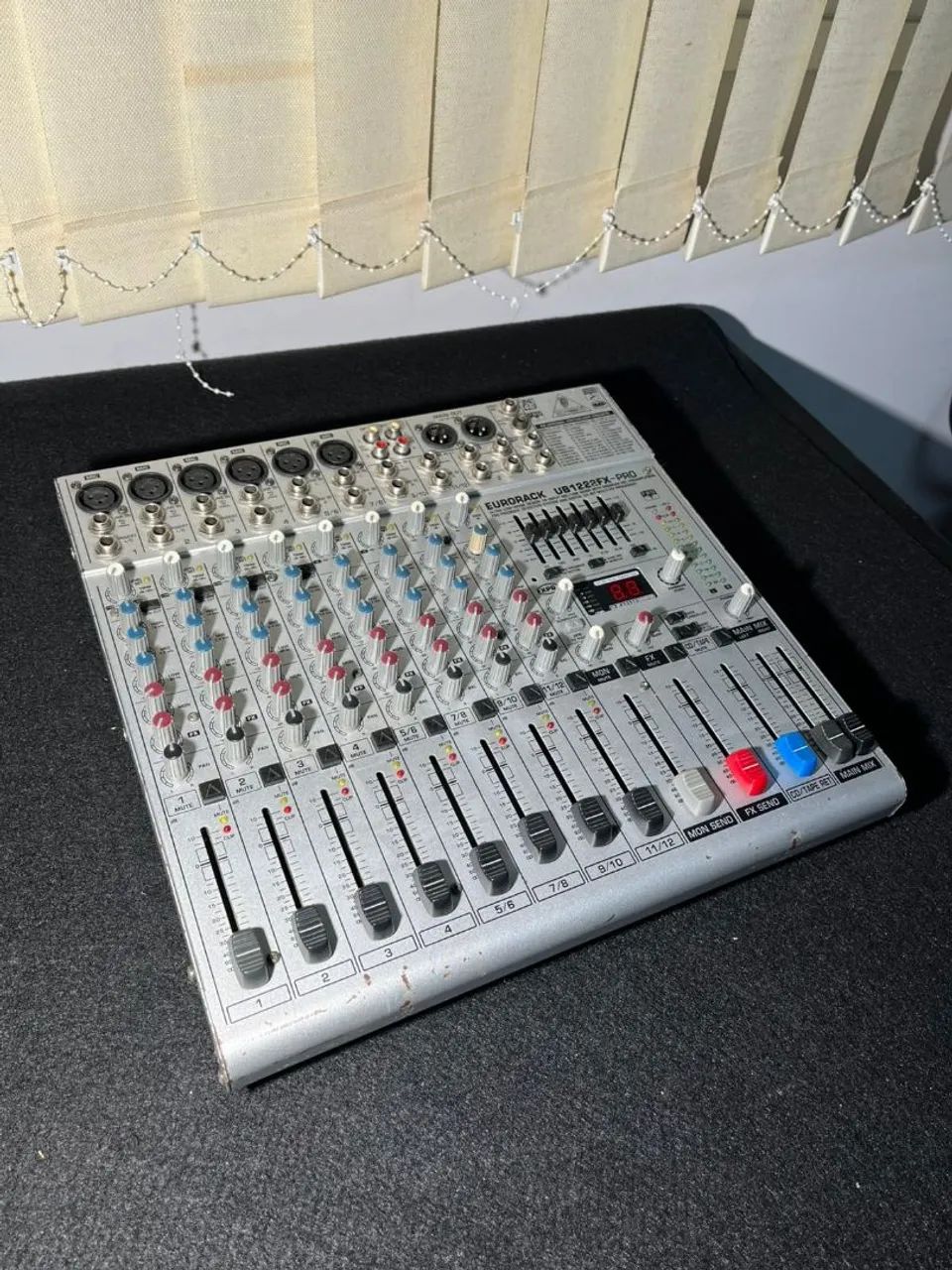 Mesa de Som Behringer UB1222FX-PRO