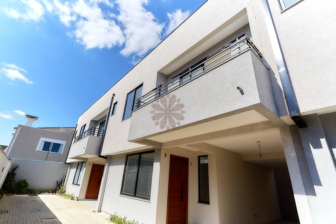 Sobrados novos com 3 quartos, sendo os 3 suítes e um quarto com sacada no bairro São Braz!
