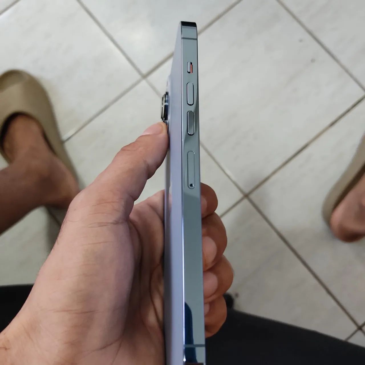 Vendo IPhone 13 Pro Max, pra vender hoje menor valor preciso do dinheiro urgente - Foto 2