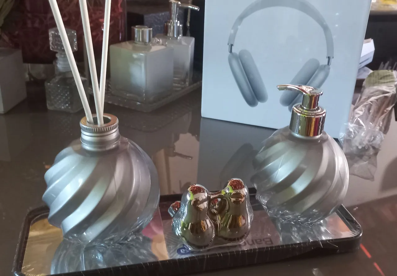 Kit Decorativo Luxuoso: Difusor, Saboneteira e Enfeite