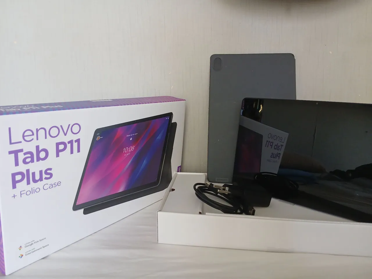 Tablet Lenovo Tab P11 Plus com capa inclusa e tela um pouco trincada (quase não vê)