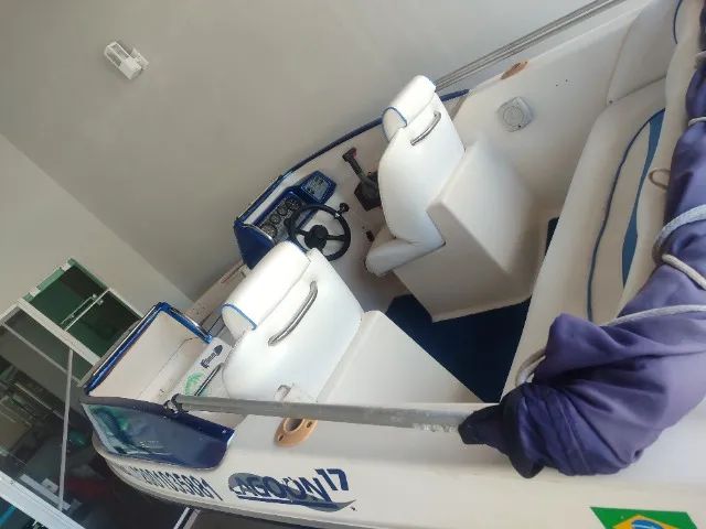 Lancha 17 pes 60HP Yamaha, direção hidráulica, som JBL, motor 4HP reserva com suporte inox - Foto 6