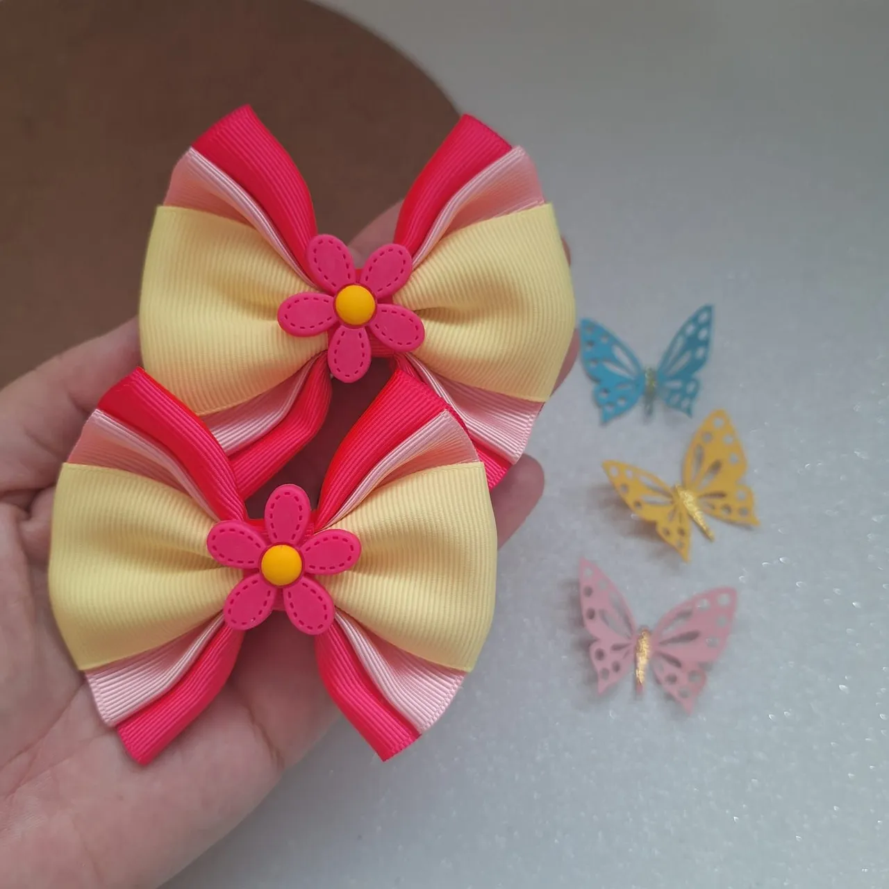 Laço de cabelo infantil com flor