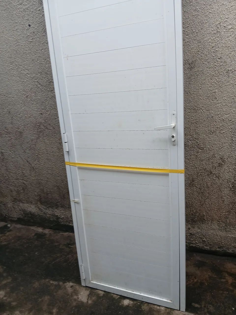 Porta branca de alumínio resistente semi-nova