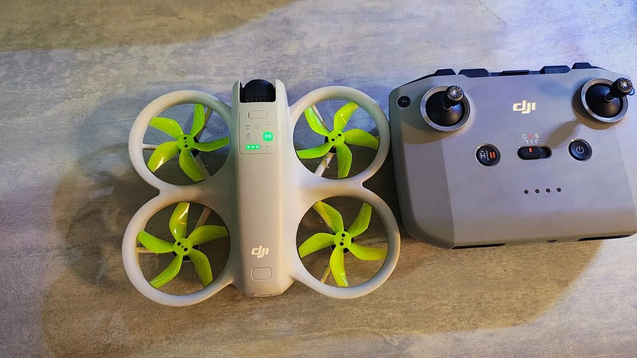 Drone DJI Neo com controle 