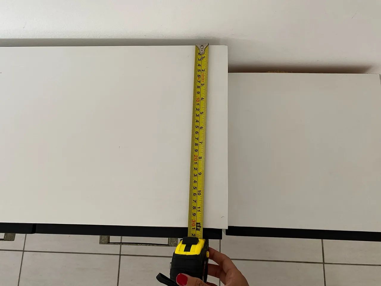 Armário de chão MDF preto e branco com gavetas e porta - Foto 3