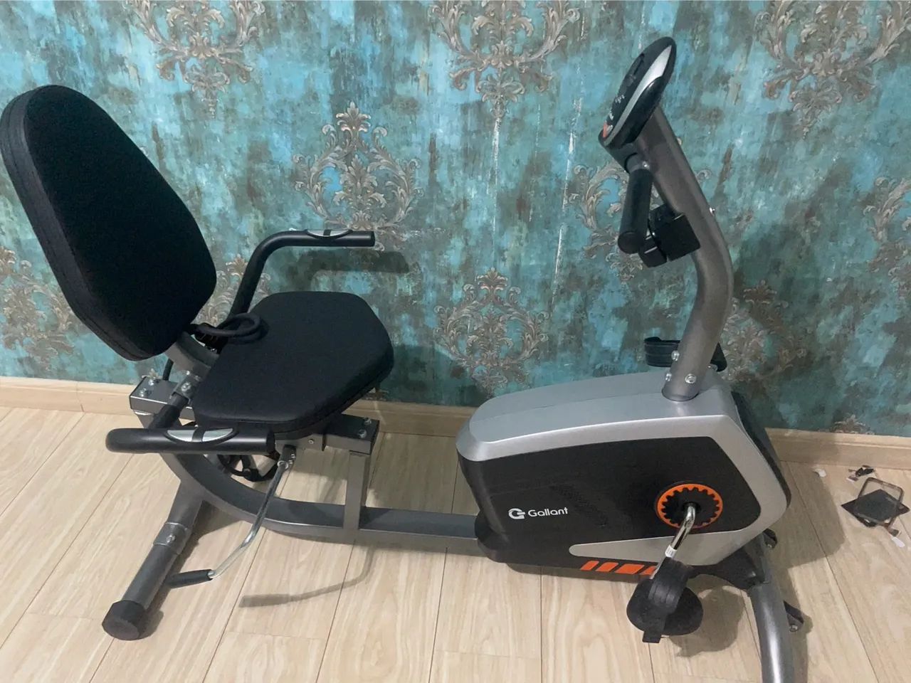 Bicicleta de academia com encosto reto 